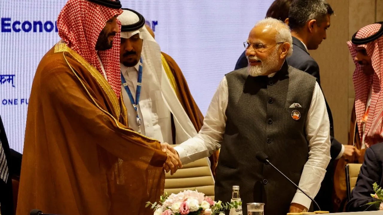 مصافحة رئيس الوزراء الهندي ناريندرا مودي مع ولي العهد السعودي محمد بن سلمان في قمة مجموعة العشرين صورة لمصافحة ناريندرا مودي ومحمد بن سلمان خلال قمة قادة مجموعة العشرين، رمز للشراكة الاستراتيجية بين الهند والمملكة العربية السعودية في الاقتصاد والتجارة