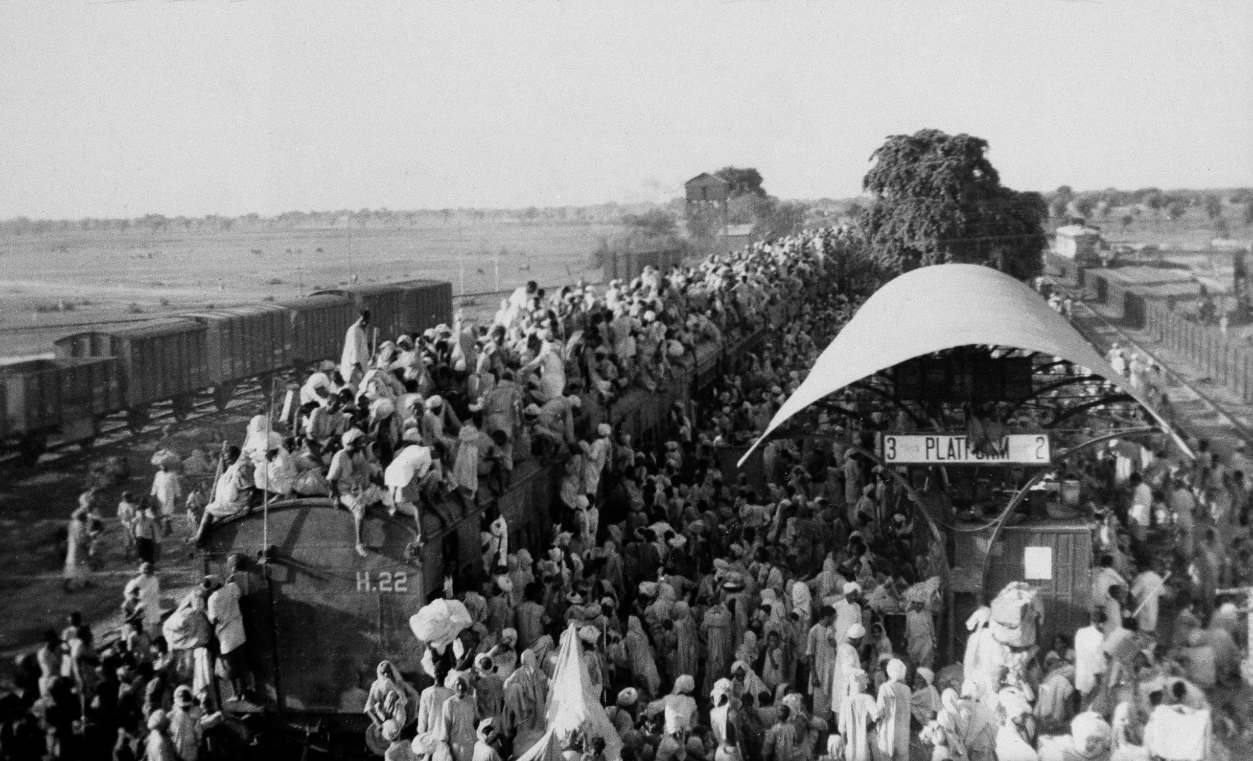 قطار مزدحم باللاجئين أثناء تقسيم الهند عام 1947، يظهر النزوح اليائس وسط العنف والانقسام