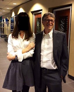 صورة فوتوغرافية لبيل غيتس يرتدي بدلة داكنة وقميصاً أبيض، يقف مبتسماً بجانب امرأة ترتدي قميصاً أبيض وتنورة رمادية، مع حجب وجه المرأة بمربع أسود. يبدو أنهما في ردهة مبنى أو مطار.
