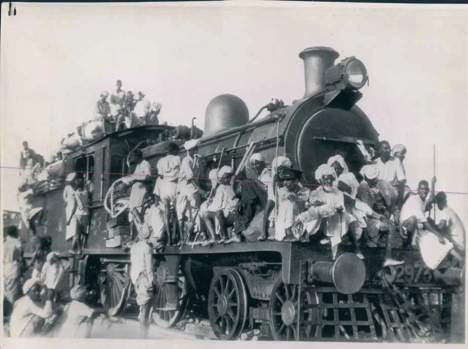 لاجئون متشبثون بسطح قطار أثناء تقسيم الهند عام 1947 وإنشاء باكستان، يثير الحزن على النزوح القسري