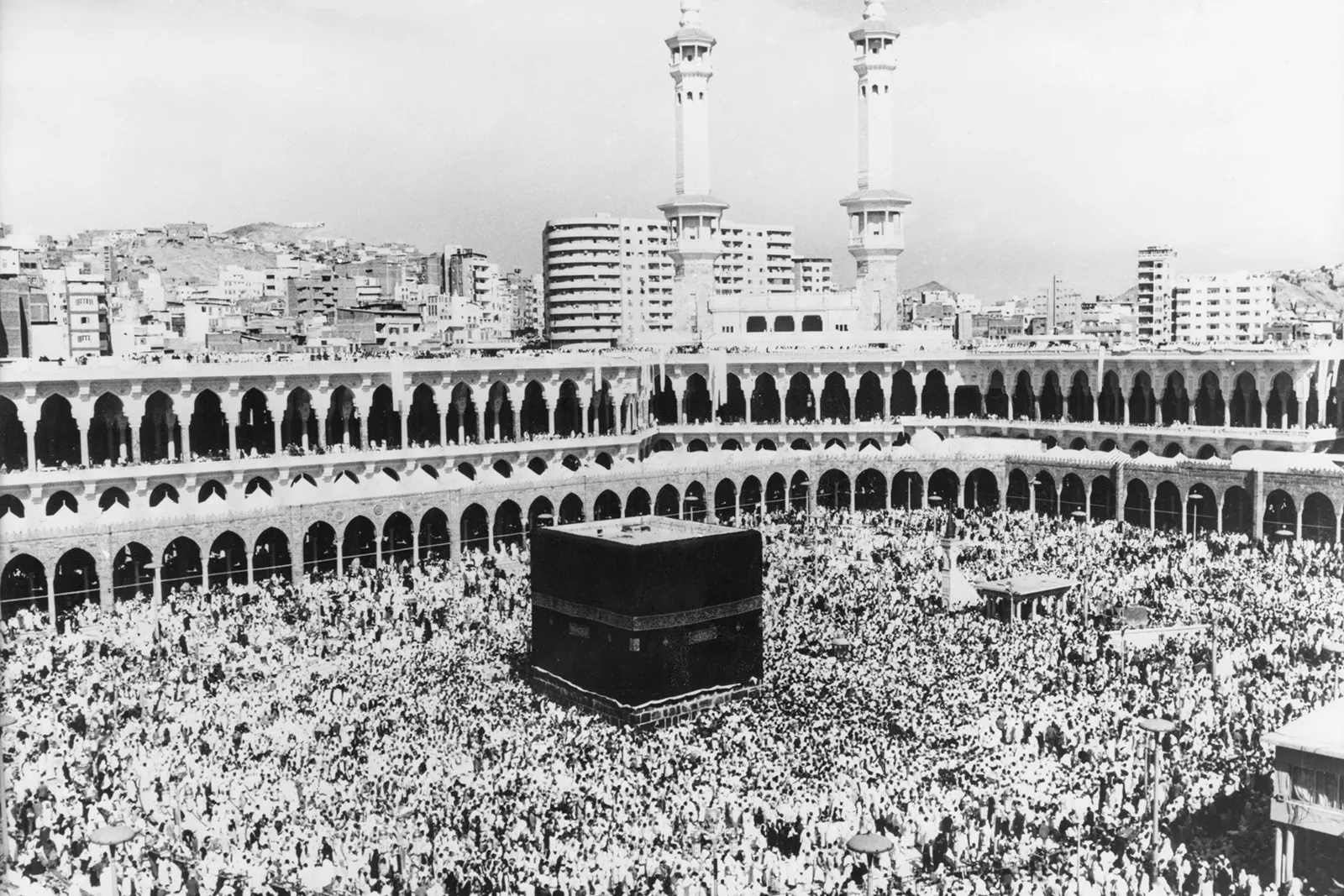 حجاج يطوفون حول الكعبة في العصور القديمة صورة أرشيفية تاريخية لحجاج المسلمين حول الكعبة المشرفة في مكة