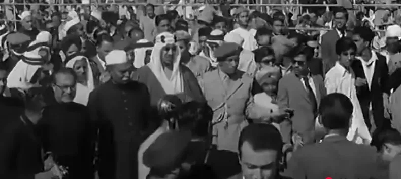 الملك سعود بن عبد العزيز آل سعود خلال زيارته التاريخية للهند عام 1955 صورة أرشيفية للملك سعود بن عبد العزيز آل سعود مع الرئيس الهندي راجيندرا براساد والحشد الشعبي في الهند، رمز للعلاقات الدبلوماسية بين المملكة العربية السعودية والهند