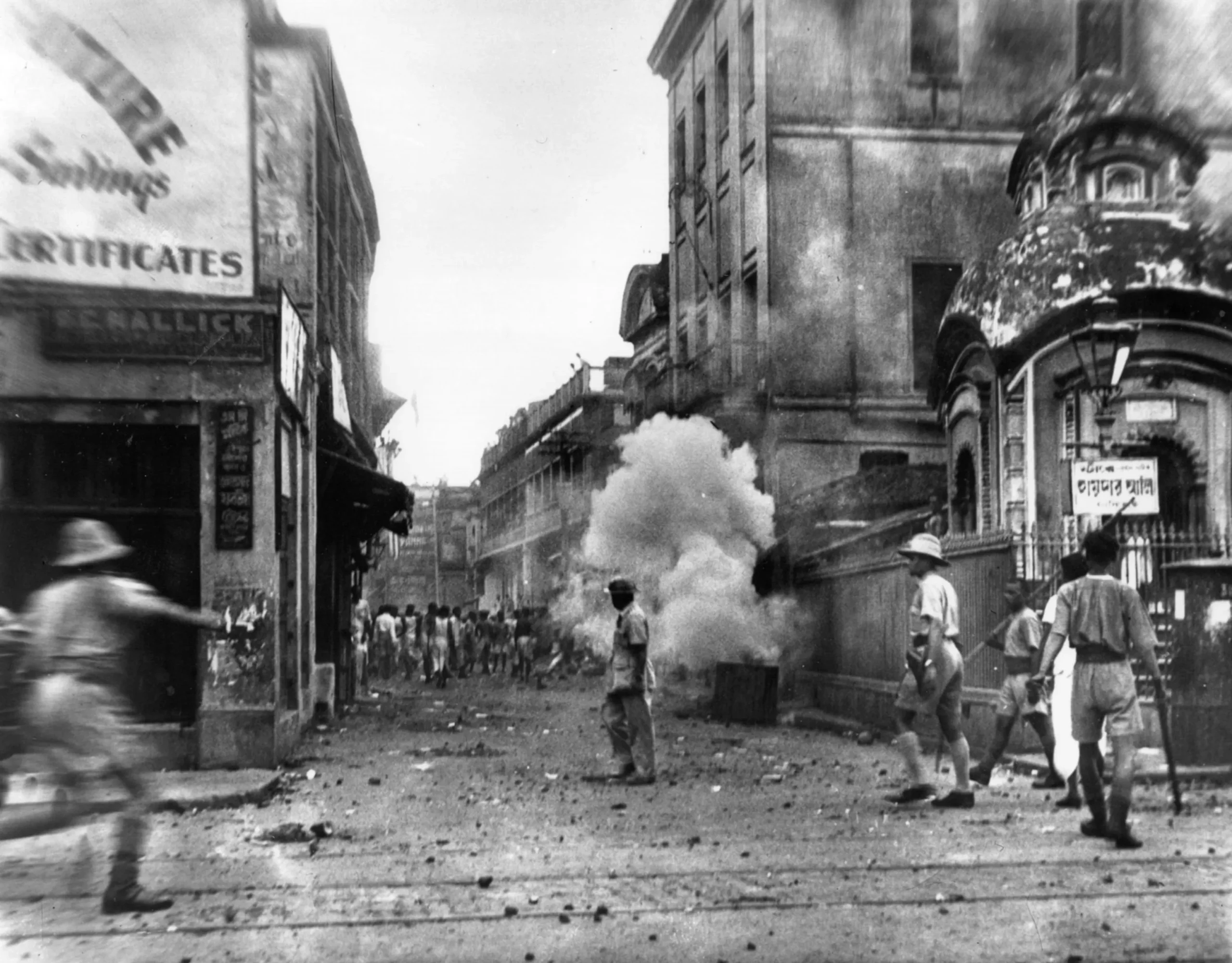 شوارع كلكتا أثناء أعمال الشغب في تقسيم 1947، تظهر الفوضى والدخان والناس الفارين وسط العنف الطائفي